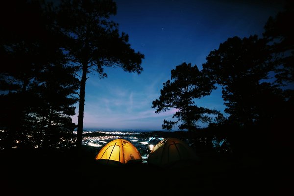 Comment organiser un séjour en Bretagne avec des ateliers de broderie et des balades en bord de mer?