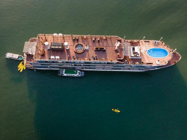 Où trouver une villa en Espagne avec des ateliers de peinture et des excursions en montagne?